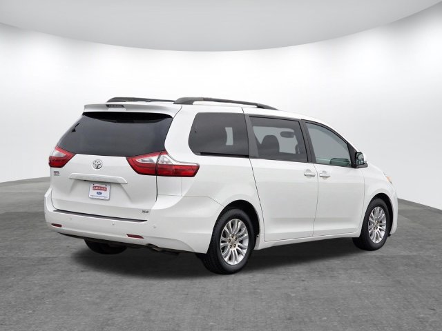 Used 2017 Toyota Sienna XLE Premium FWD image 4