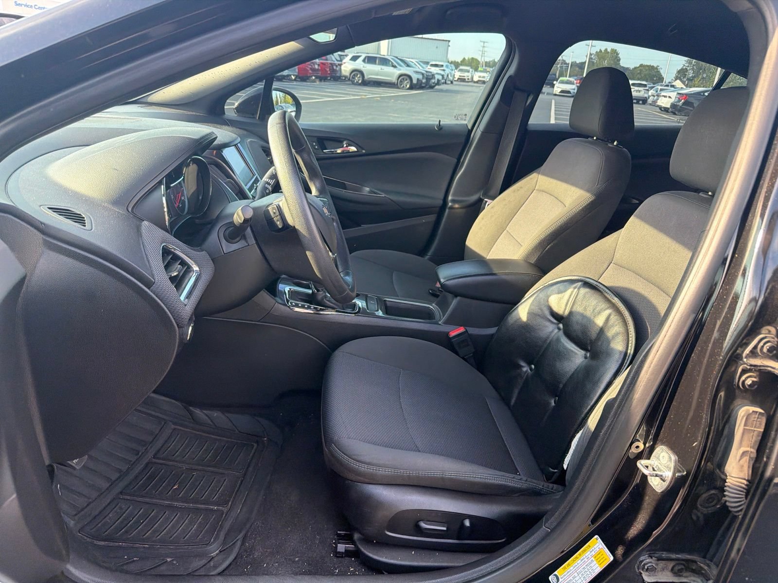 Used 2018 Chevrolet Cruze LT w/ Convenience Package FWD image 11