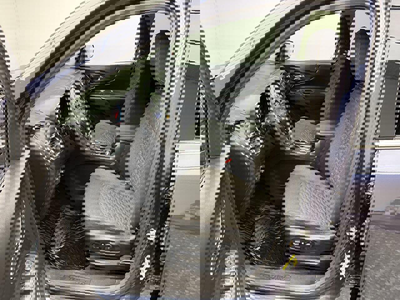 Used 2018 Chevrolet Equinox LT image 3