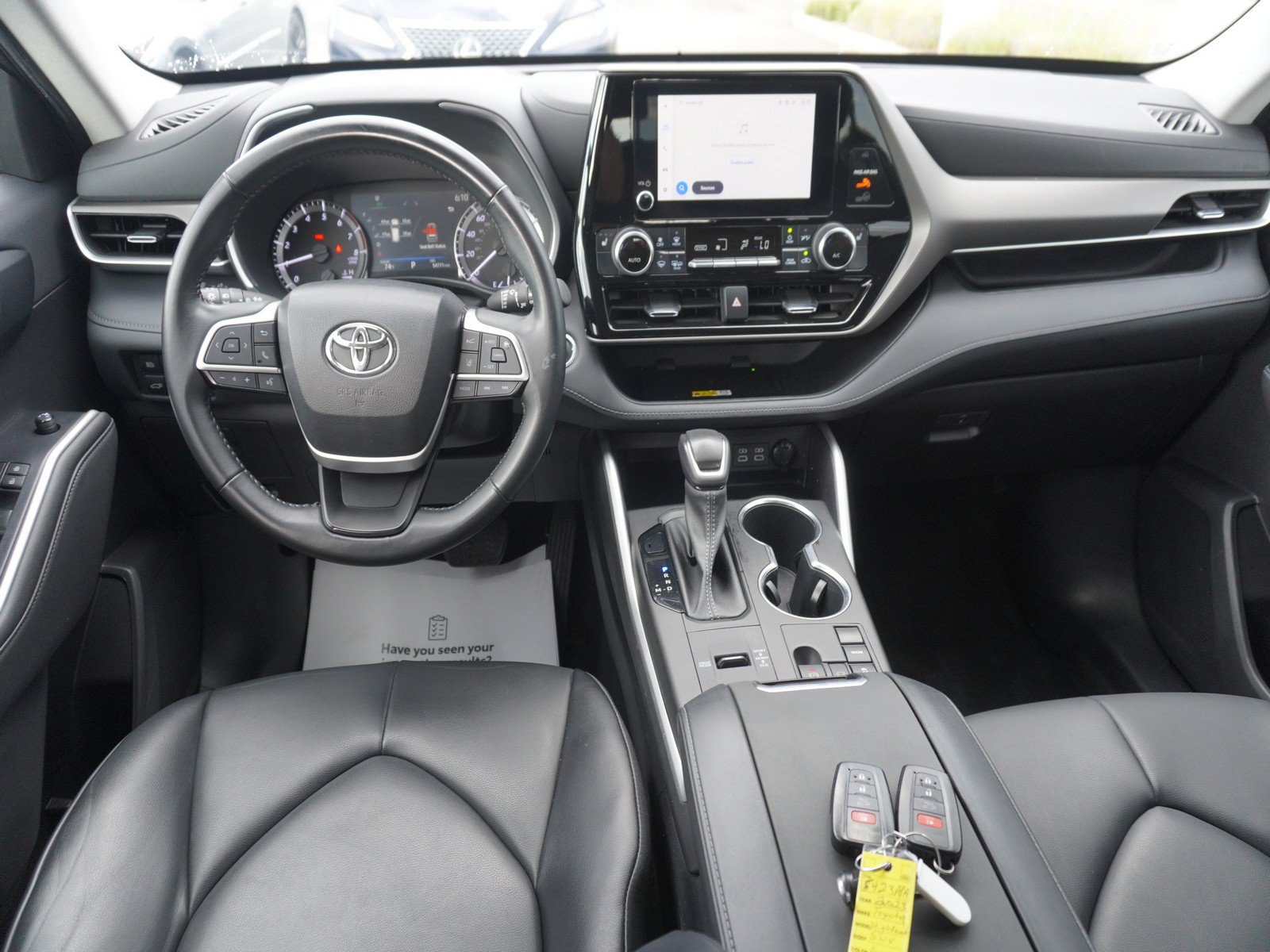 Used 2023 Toyota Highlander XLE FWD image 2