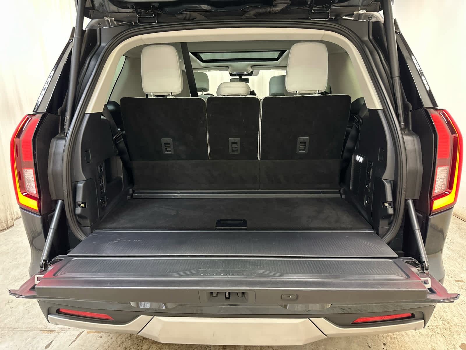 Used 2025 Ford Expedition Platinum image 27