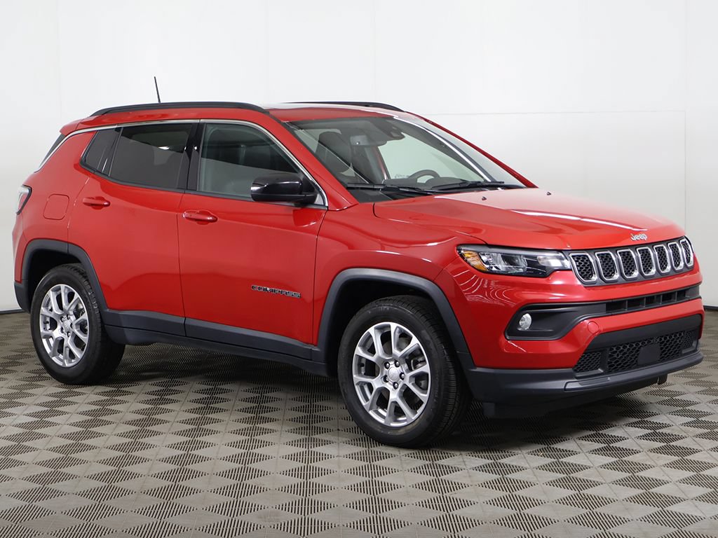 Used 2024 Jeep Compass Latitude w/ Sun and Sound Group AWD/4WD image 2