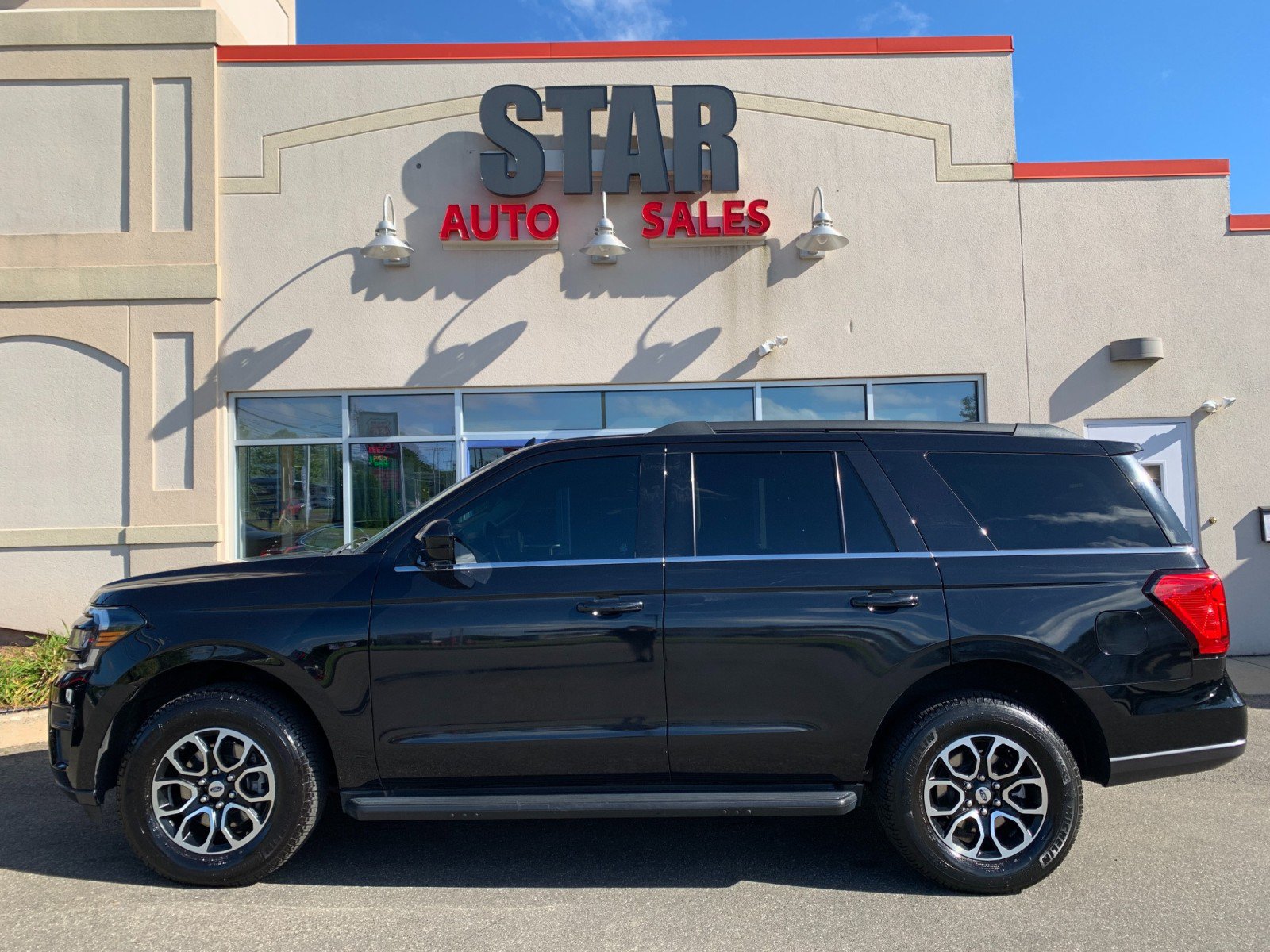Used 2023 Ford Expedition XLT AWD/4WD image 4