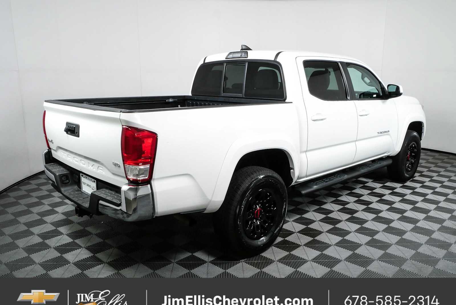 Used 2017 Toyota Tacoma SR5 w/ Tow Package AWD/4WD image 3