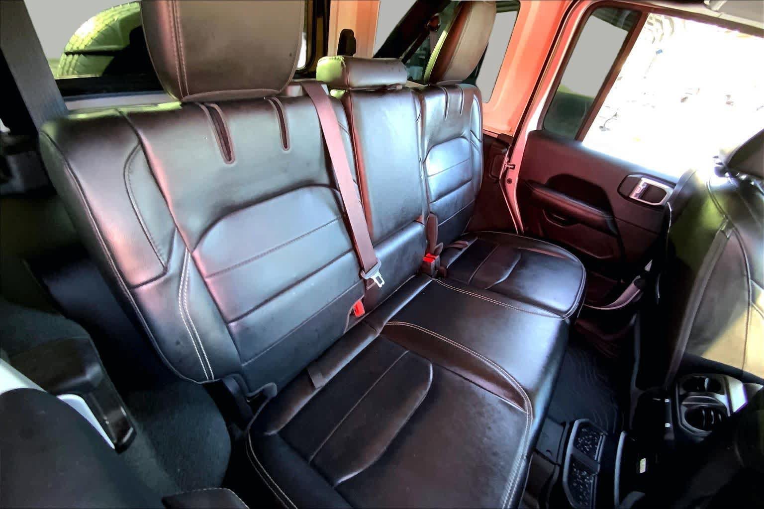 Used 2022 Jeep Wrangler Unlimited Sahara w/ Cold Weather Group AWD/4WD image 19