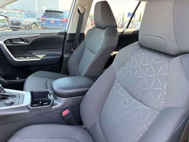 Used 2025 Toyota RAV4 XLE AWD/4WD image 19