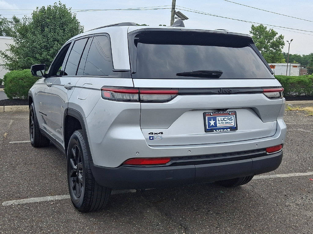 Used 2024 Jeep Grand Cherokee Altitude AWD/4WD image 9