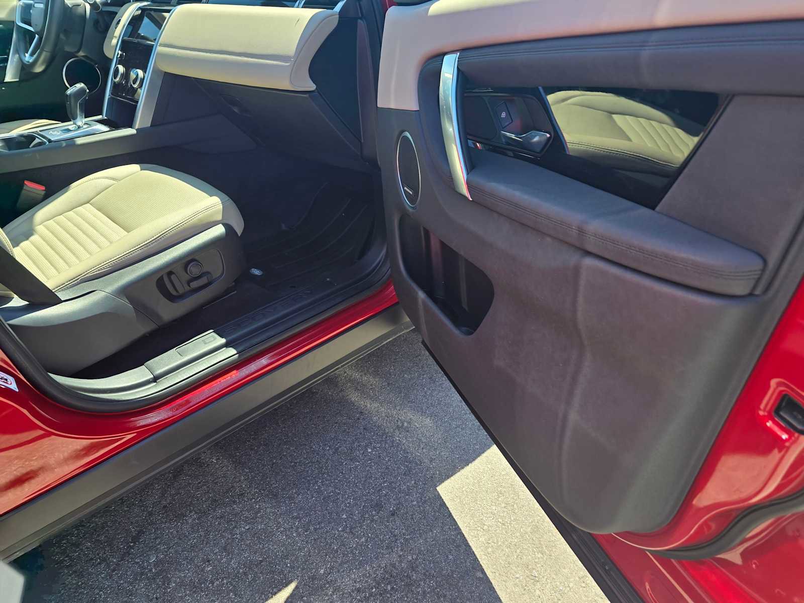 Used 2023 Land Rover Discovery Sport SE image 10