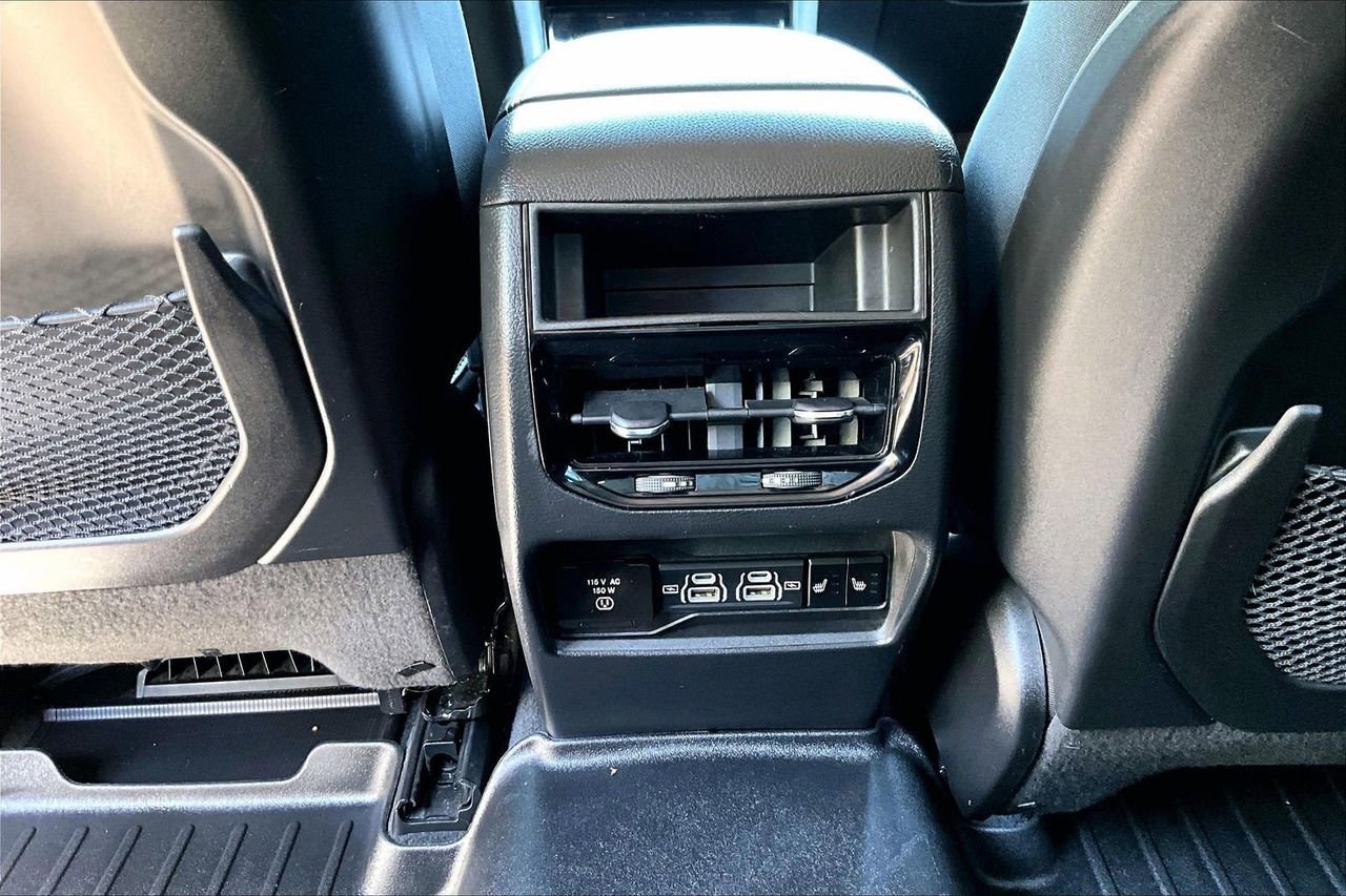 Used 2023 Jeep Grand Cherokee Limited w/ Black Appearance Package AWD/4WD image 17