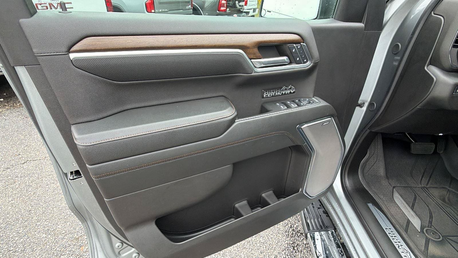 Used 2024 Chevrolet Silverado 1500 High Country w/ High Country Premium Package AWD/4WD image 11