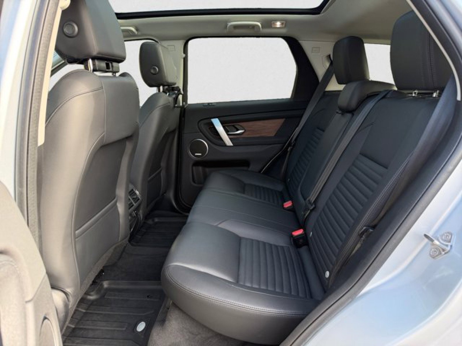 Used 2024 Land Rover Discovery Sport S image 18