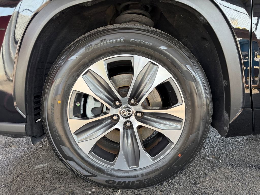Used 2022 Toyota Highlander XLE FWD image 46