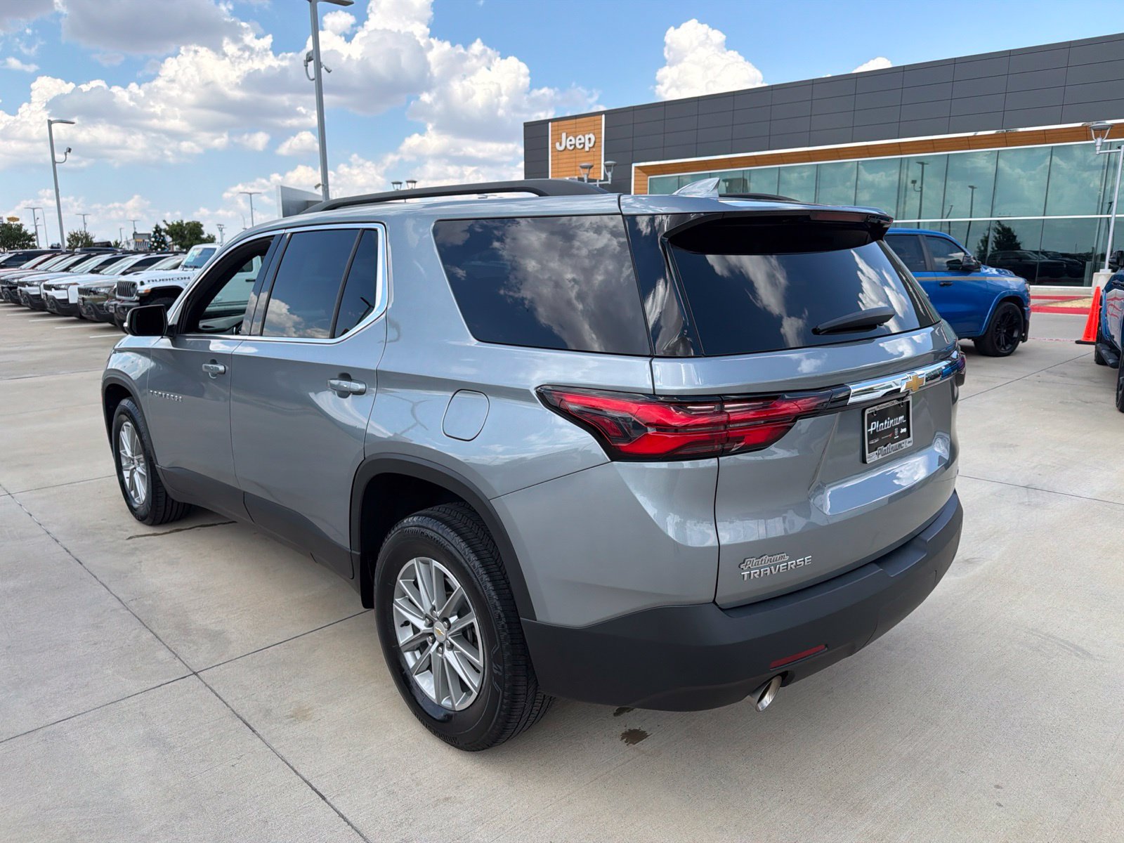 Used 2023 Chevrolet Traverse LT FWD image 3