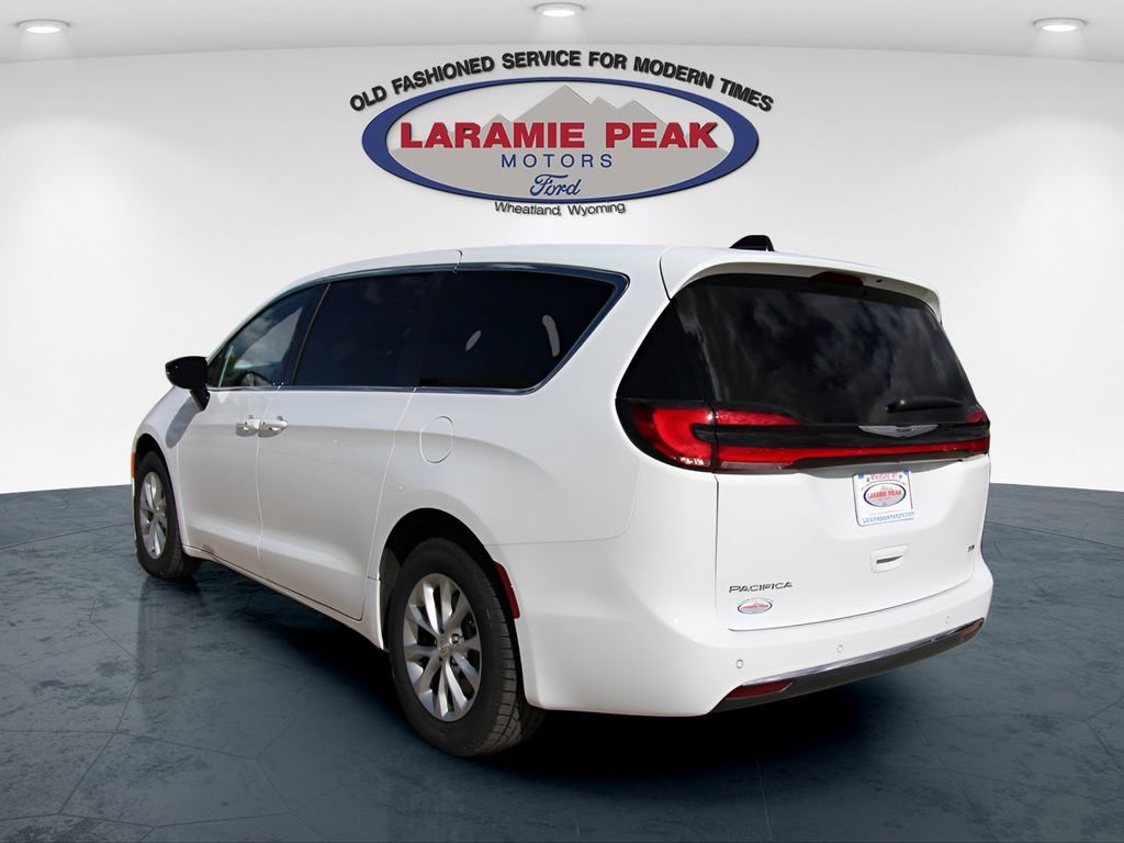 Used 2025 Chrysler Pacifica Select image 9