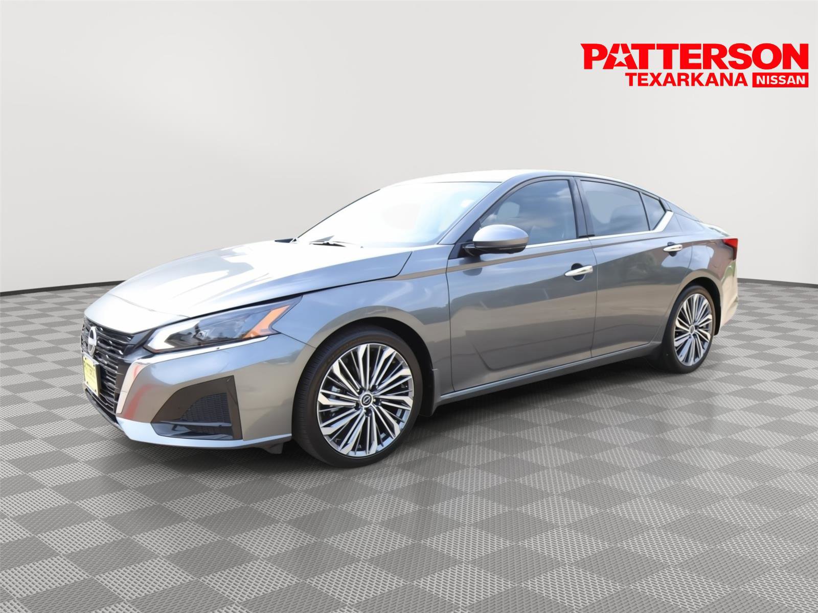 Used 2025 Nissan Altima 2.5 SR w/ SR Premium Package FWD image 1