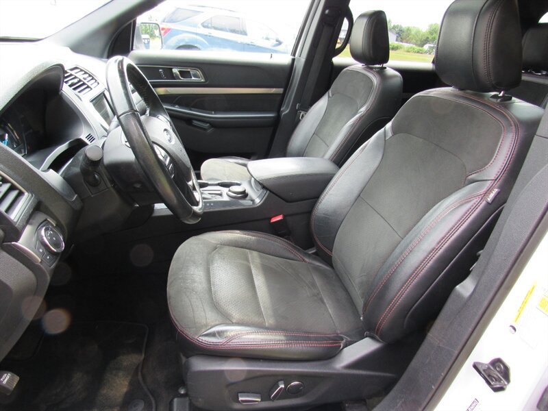 Used 2018 Ford Explorer XLT w/ XLT Appearance Package AWD/4WD image 15