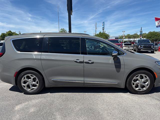 Used 2023 Chrysler Pacifica Limited image 4