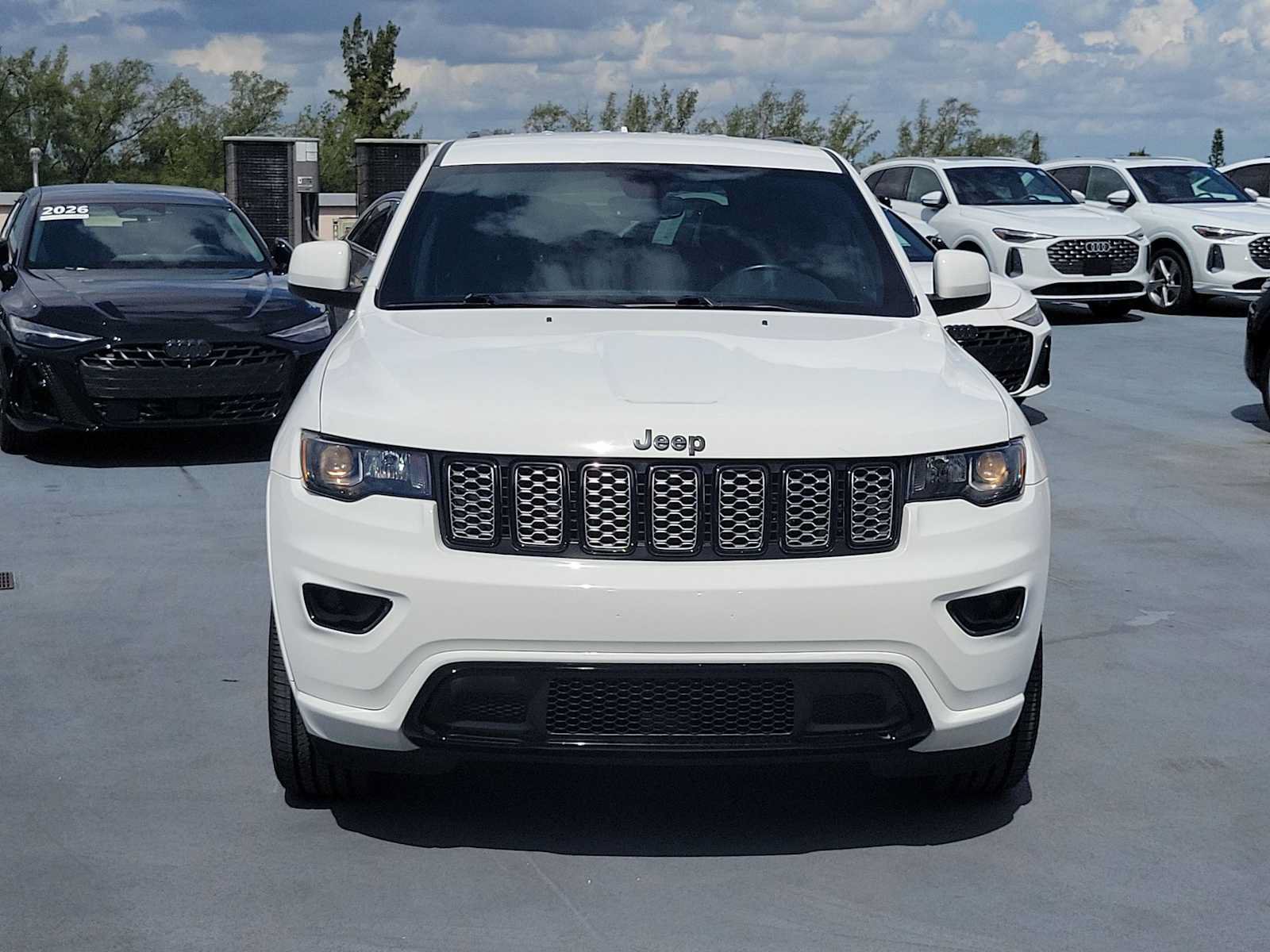 Used 2020 Jeep Grand Cherokee Altitude RWD image 9