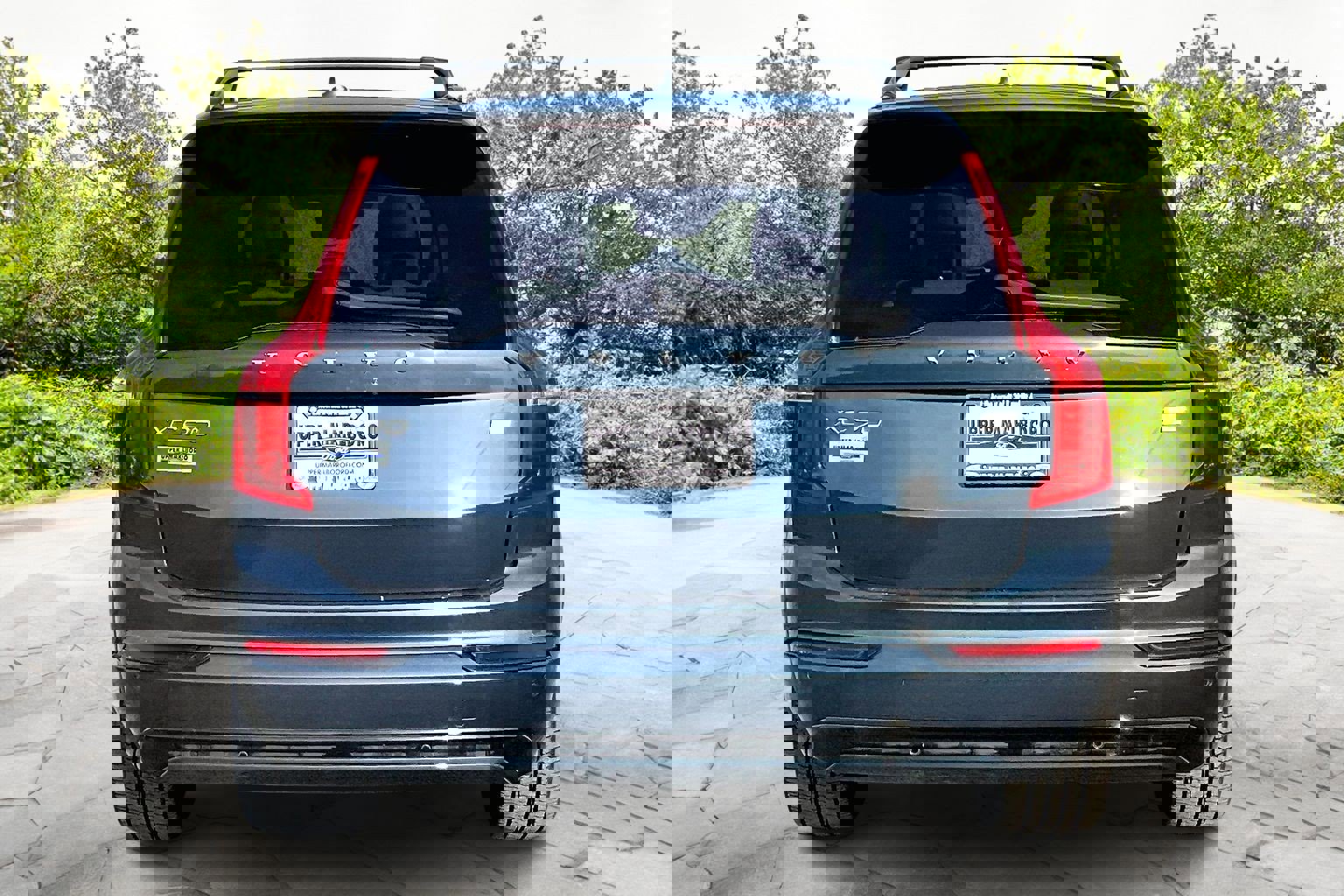 Used 2022 Volvo XC90 T8 R-Design w/ Advanced Package image 4