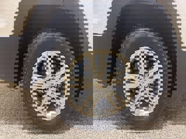 Used 2024 GMC Terrain SLE w/ Driver Convenience Package image 32