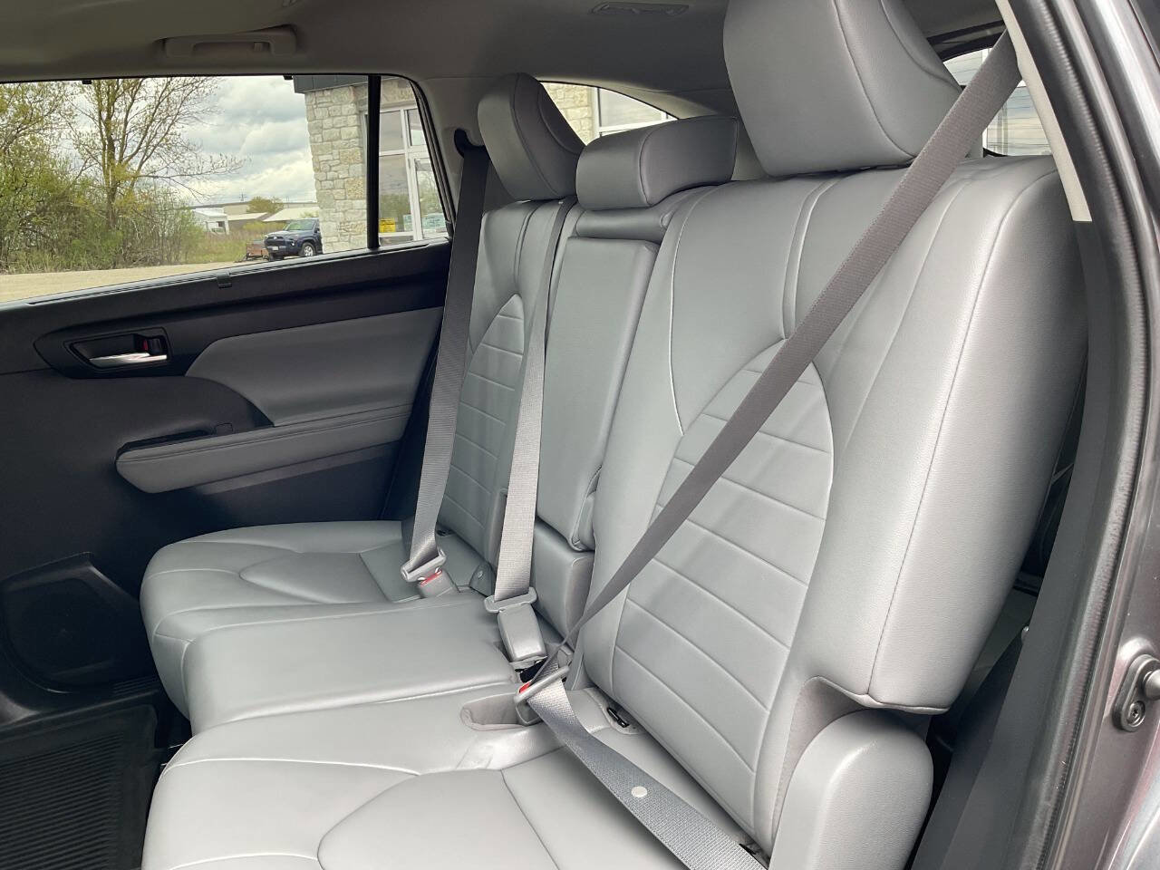 Used 2021 Toyota Highlander XLE AWD/4WD image 40