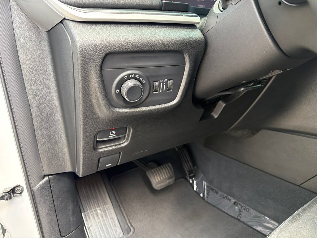 Used 2023 Jeep Grand Cherokee Altitude AWD/4WD image 39