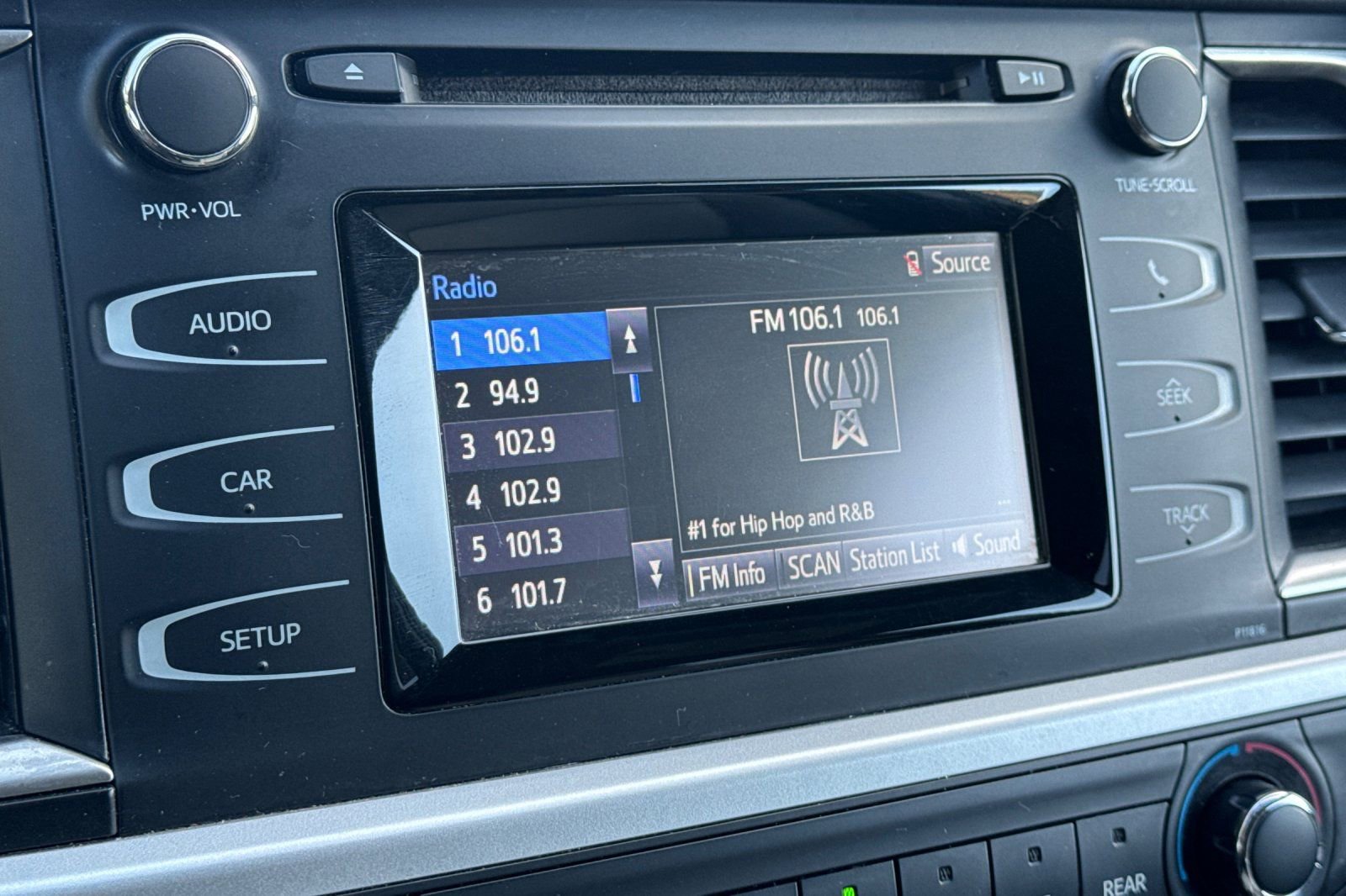 Used 2019 Toyota Highlander LE w/ Carpet Mat Package (TMS) image 21