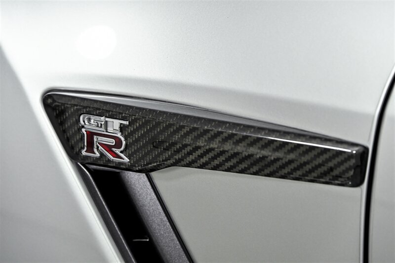Used 2017 Nissan GT-R NISMO AWD/4WD image 10