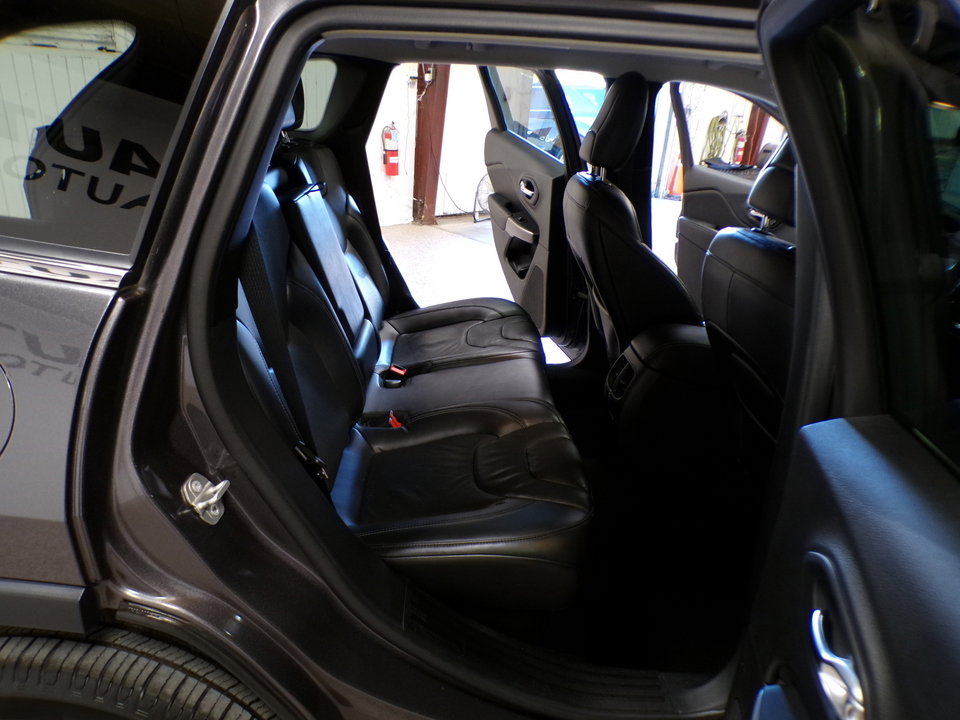 Used 2020 Jeep Cherokee Limited w/ Trailer Tow Group image 14