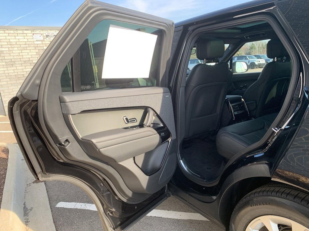 Used 2025 Land Rover Range Rover Sport SE image 8