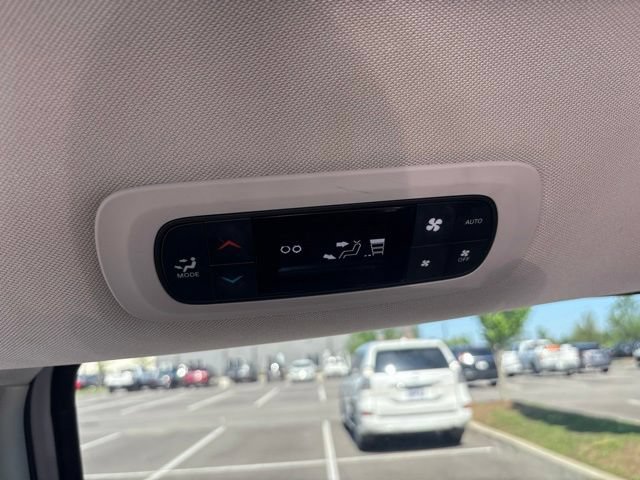 Used 2023 Chrysler Pacifica Touring-L FWD image 18
