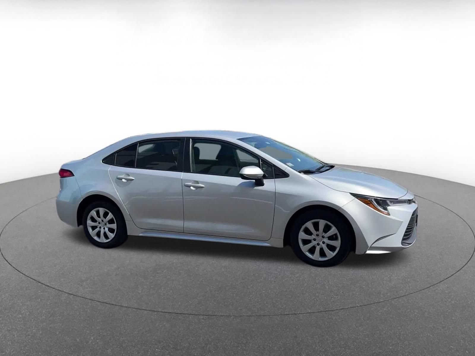 Used 2025 Toyota Corolla LE FWD image 2