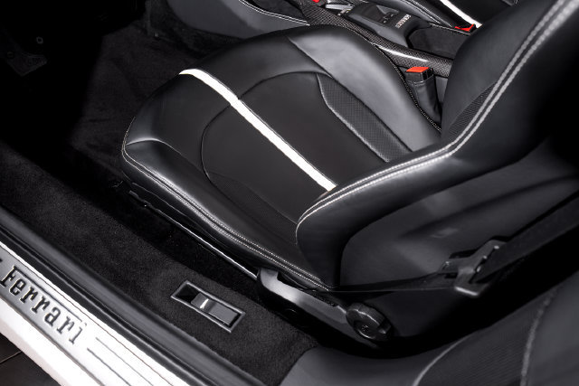 Used 2021 Ferrari F8 Tributo RWD image 25