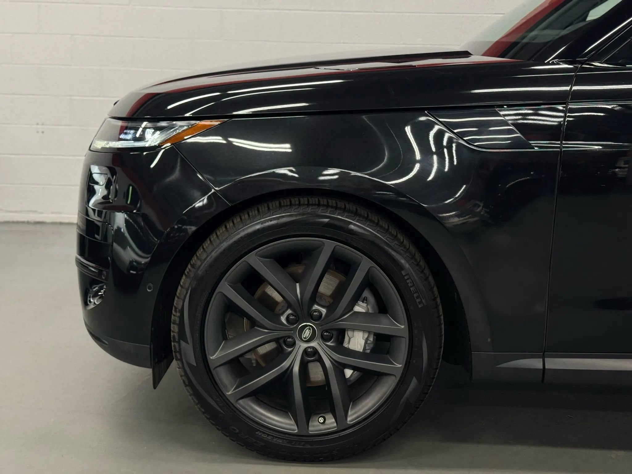 Used 2024 Land Rover Range Rover Sport SE image 3