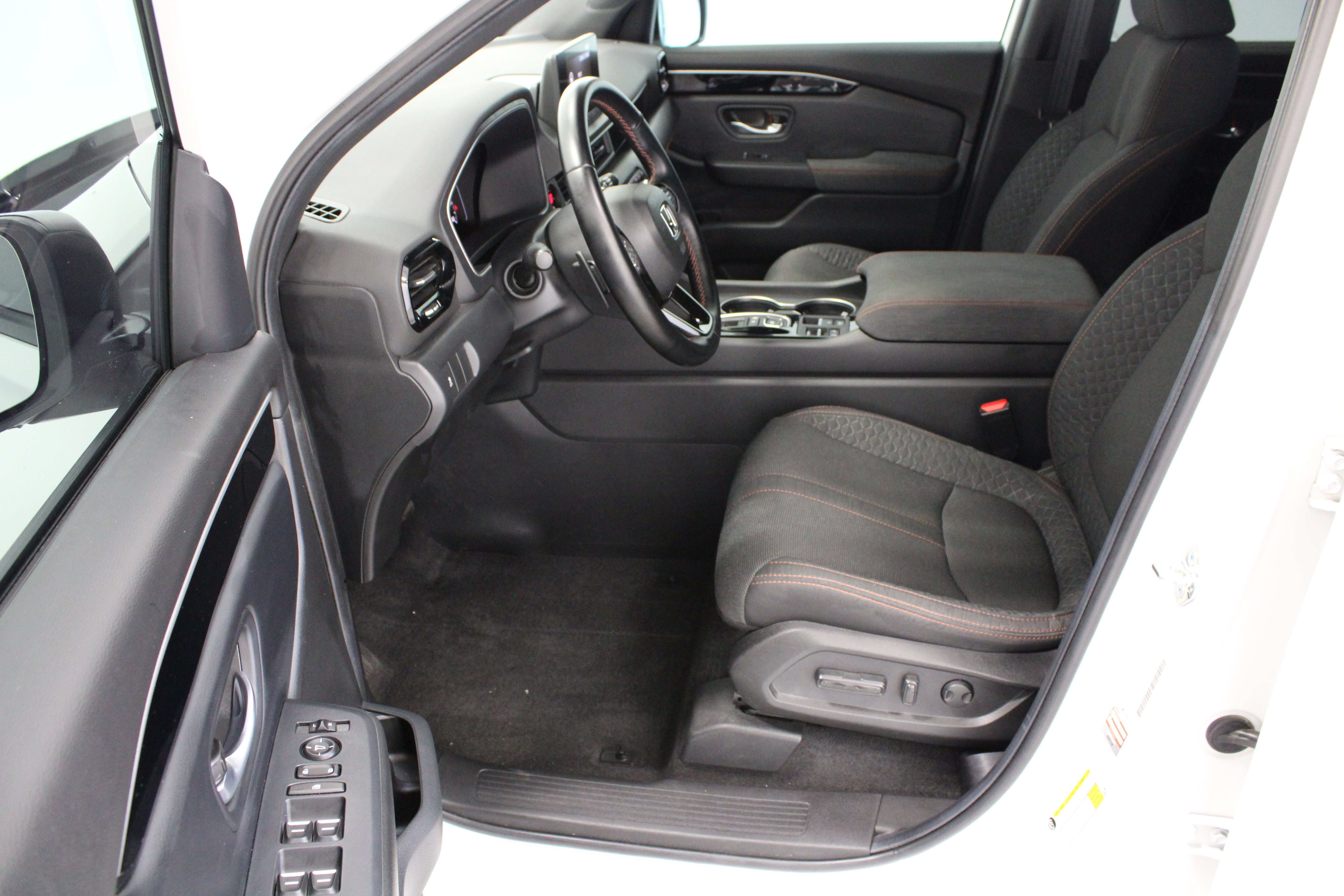 Used 2025 Honda Pilot Sport image 14