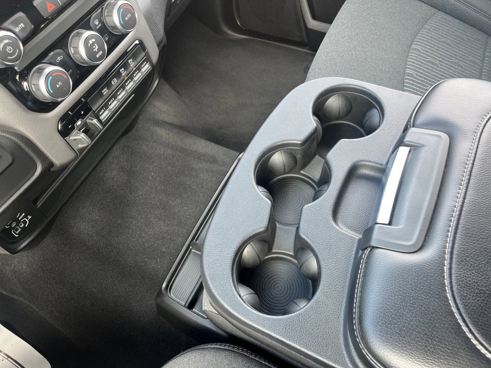 Used 2024 RAM 2500 Big Horn w/ Sport Appearance Package image 25