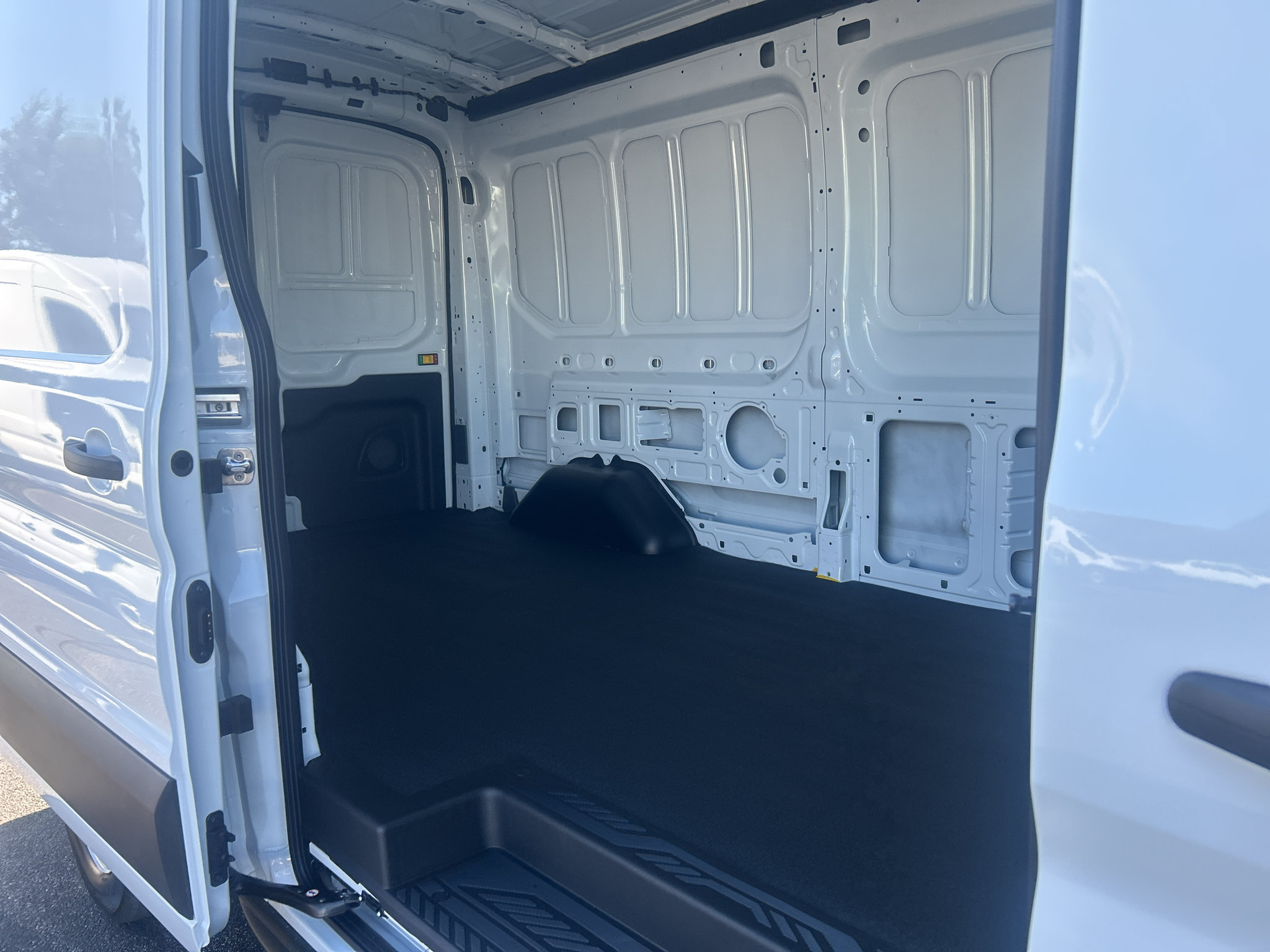 New 2027 Ford Transit 250 148 Medium Roof RWD image 18