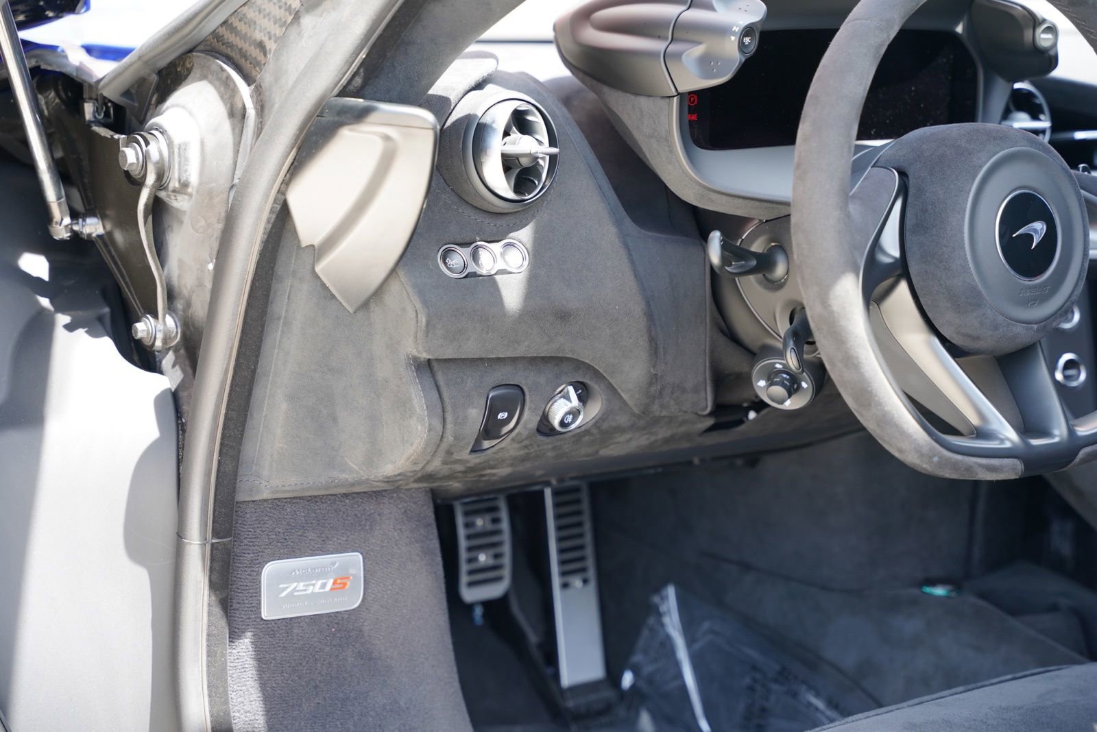 Used 2024 McLaren 750S RWD image 23