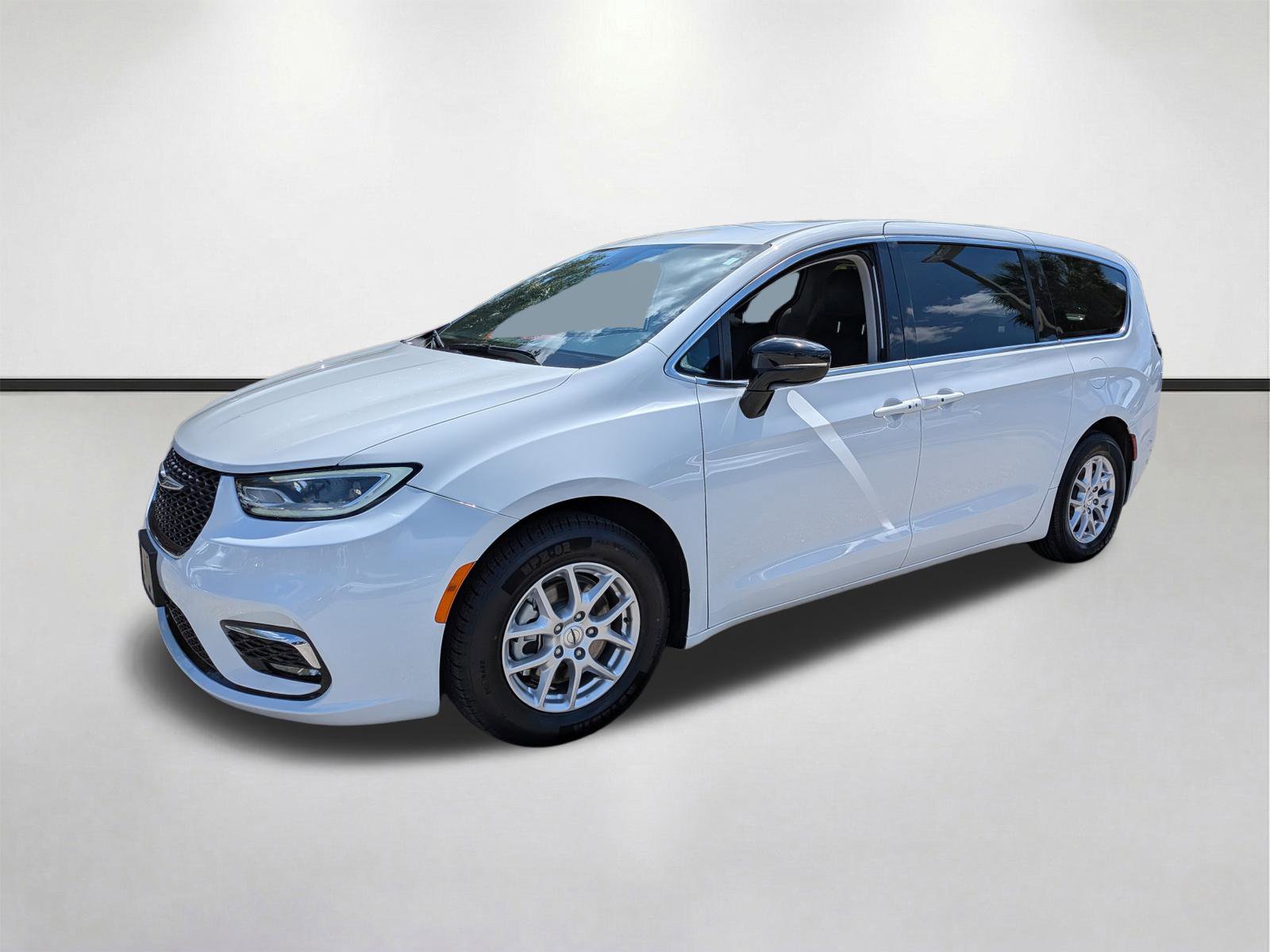 Used 2024 Chrysler Pacifica Touring-L image 8