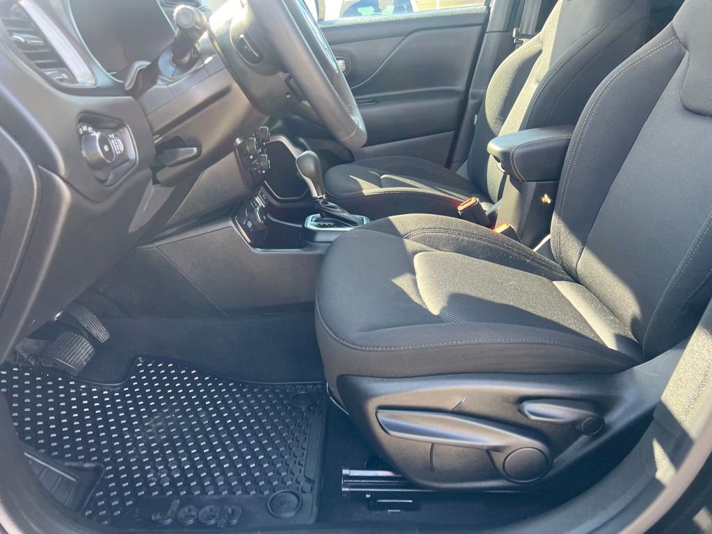 Used 2023 Jeep Renegade Latitude w/ Sun & Fun Group image 22