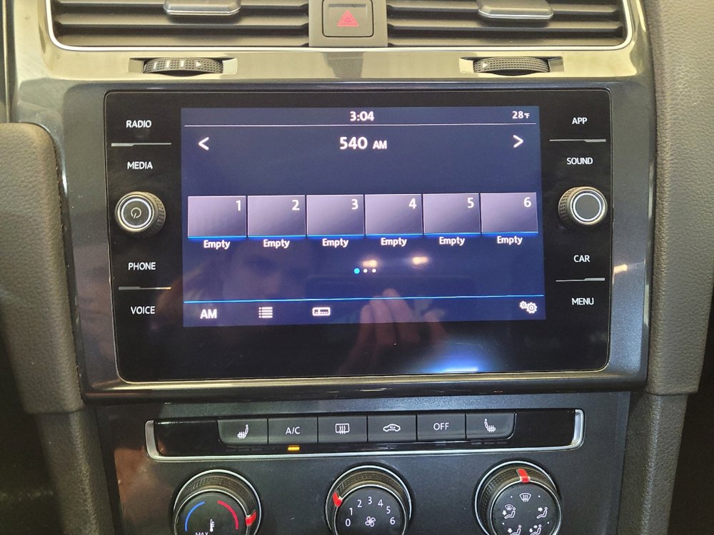 Used 2019 Volkswagen Golf SE image 25