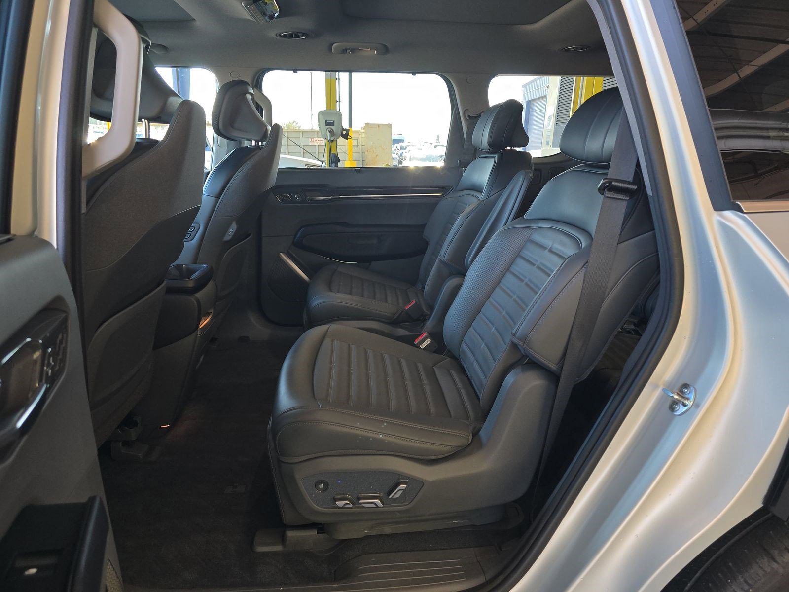 Used 2024 Kia EV9 Land image 12