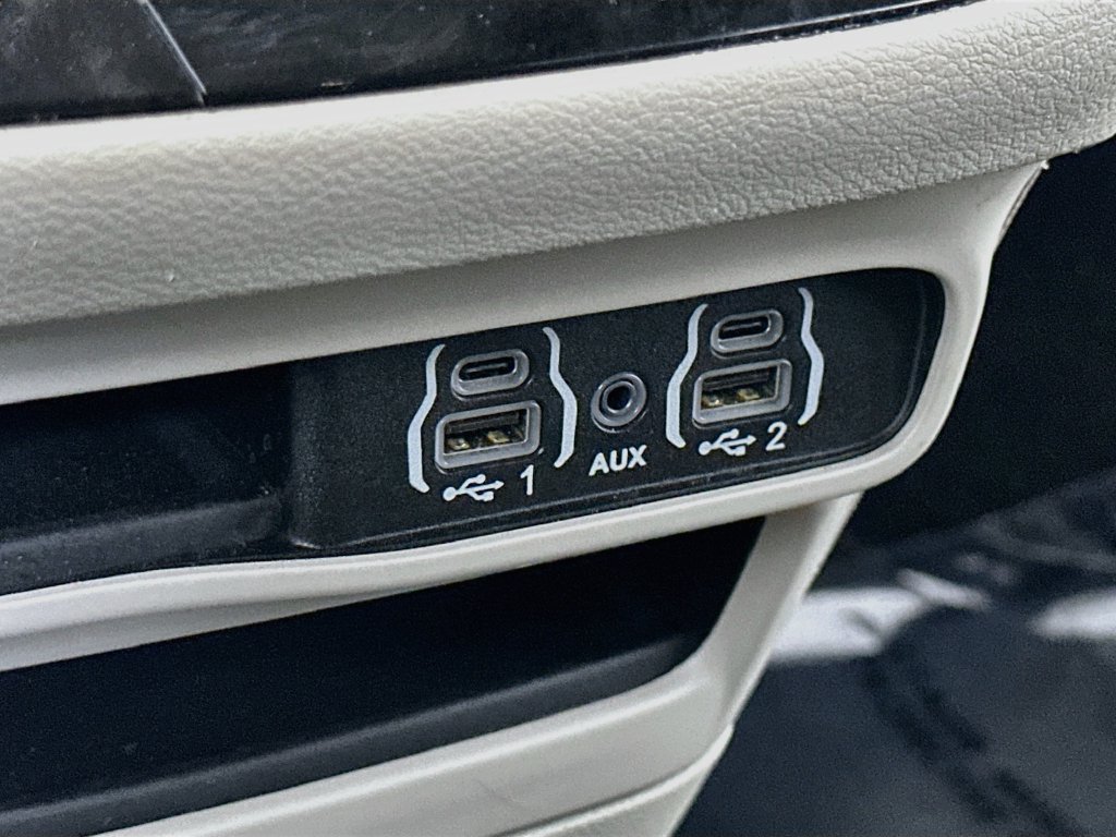 Used 2024 Chrysler Pacifica Touring-L FWD image 32