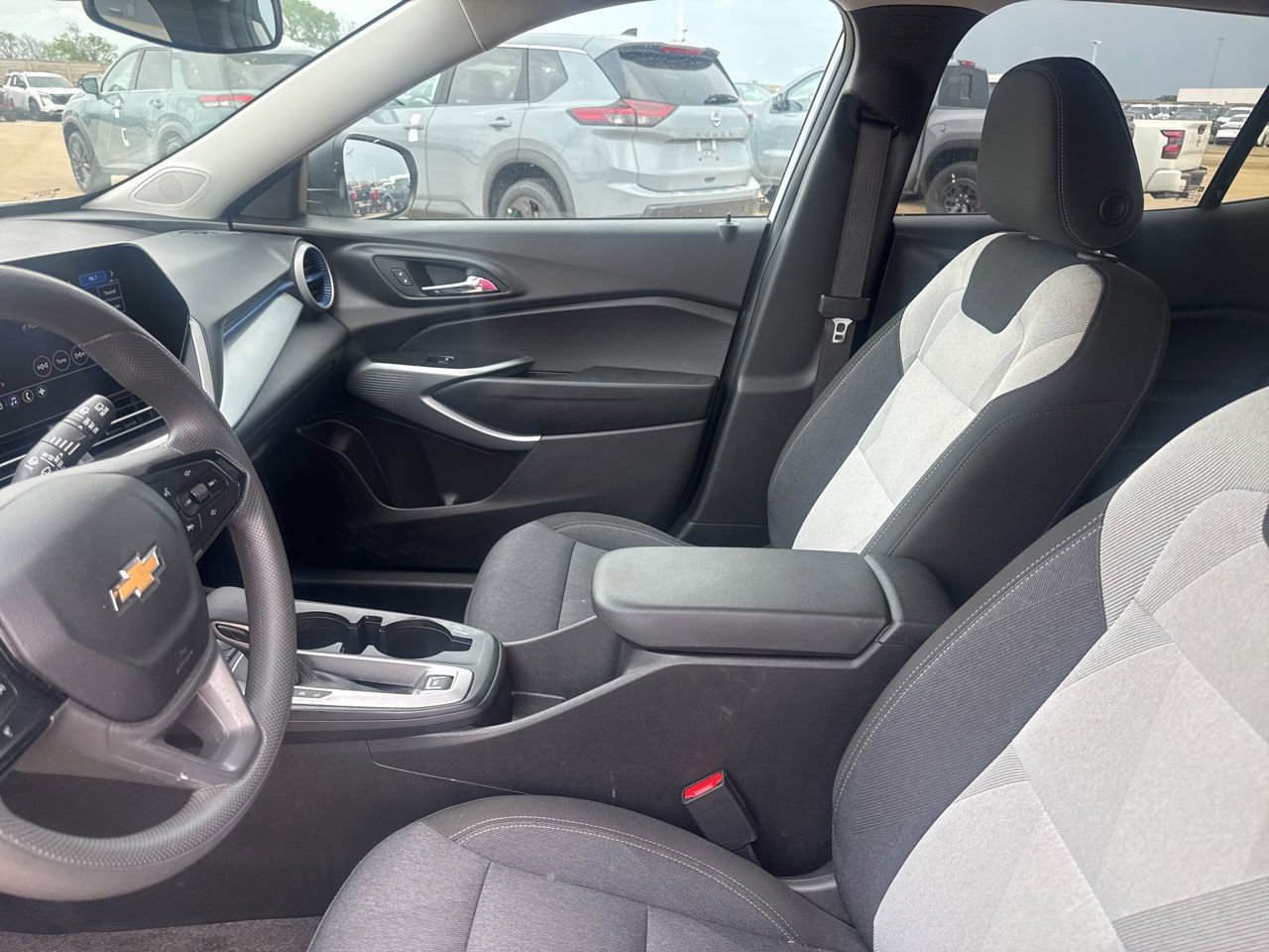 Used 2025 Chevrolet Trax LS image 41