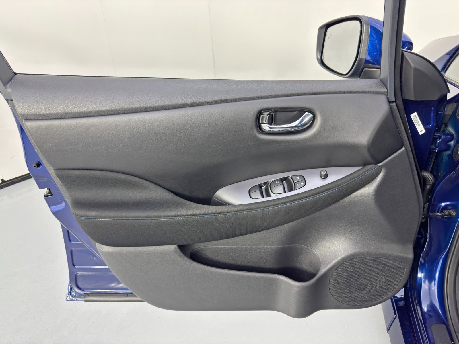 Used 2025 Nissan Leaf S image 34