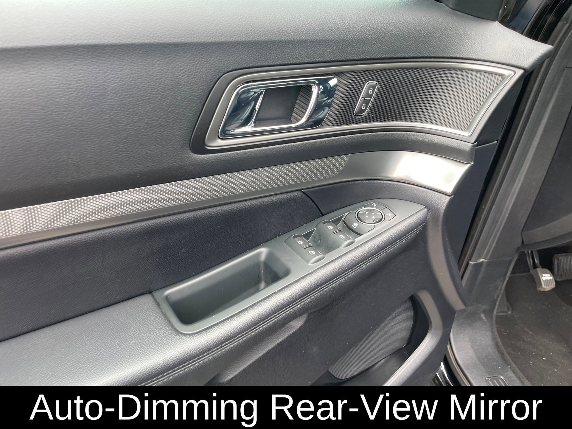 Used 2018 Ford Explorer XLT w/ Equipment Group 202A FWD image 11
