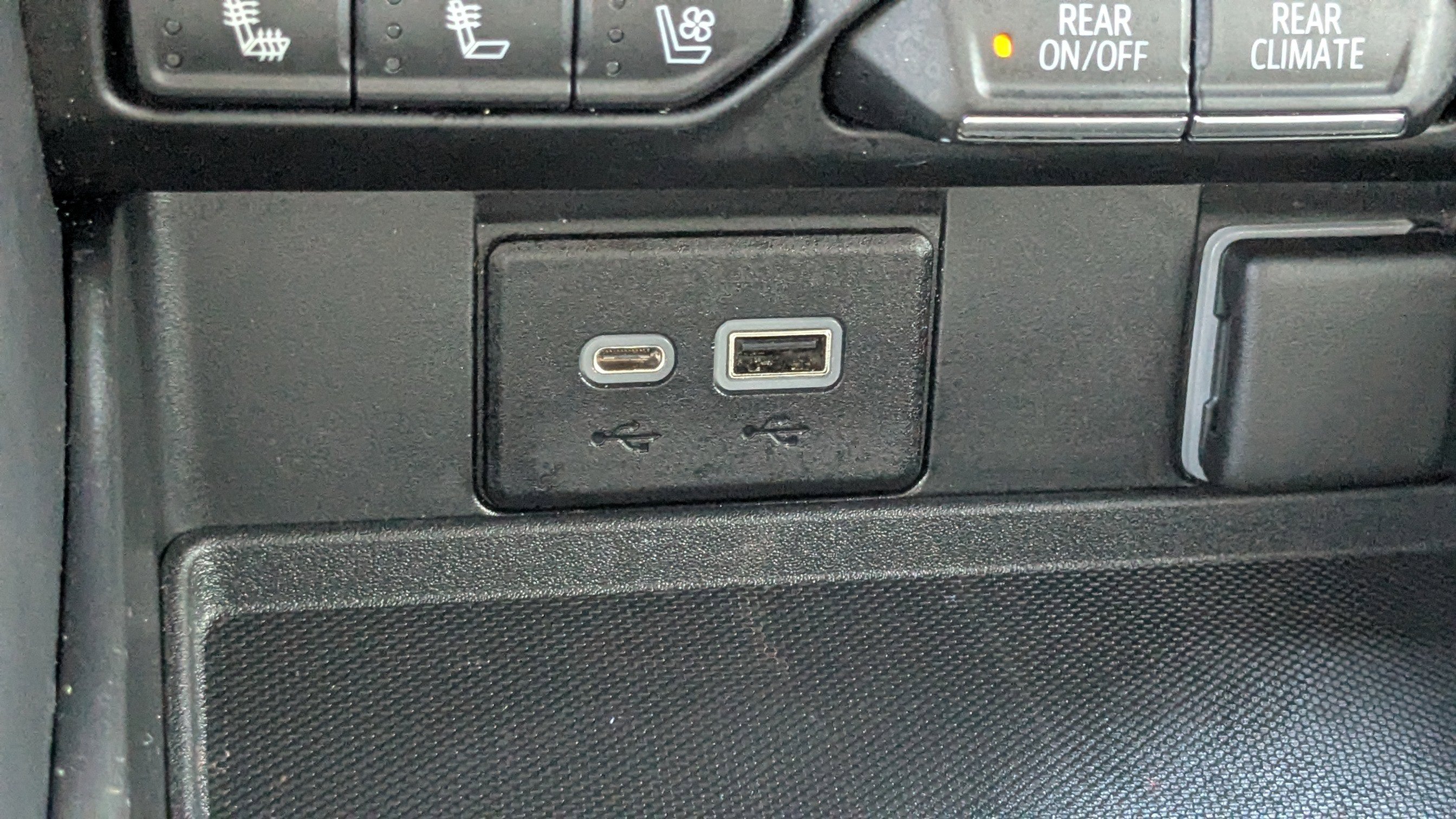 Used 2022 GMC Yukon SLT w/ SLT Premium Package image 27