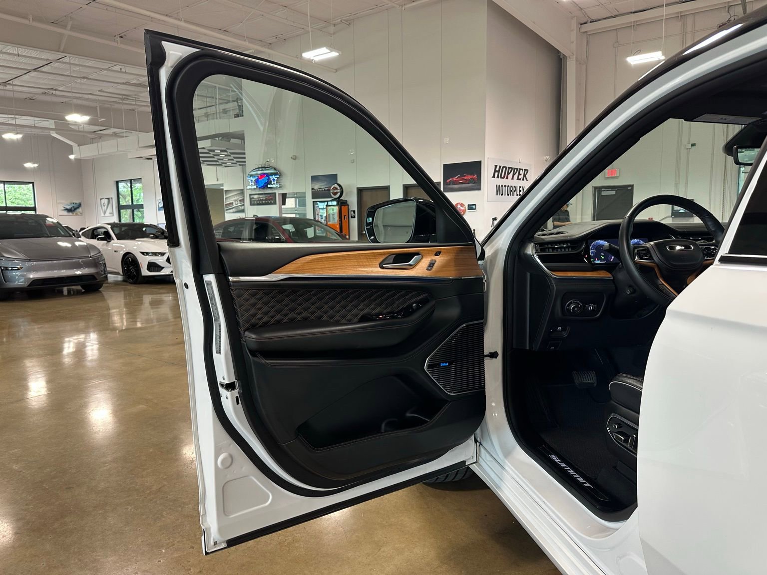 Used 2024 Jeep Grand Cherokee Summit AWD/4WD image 11