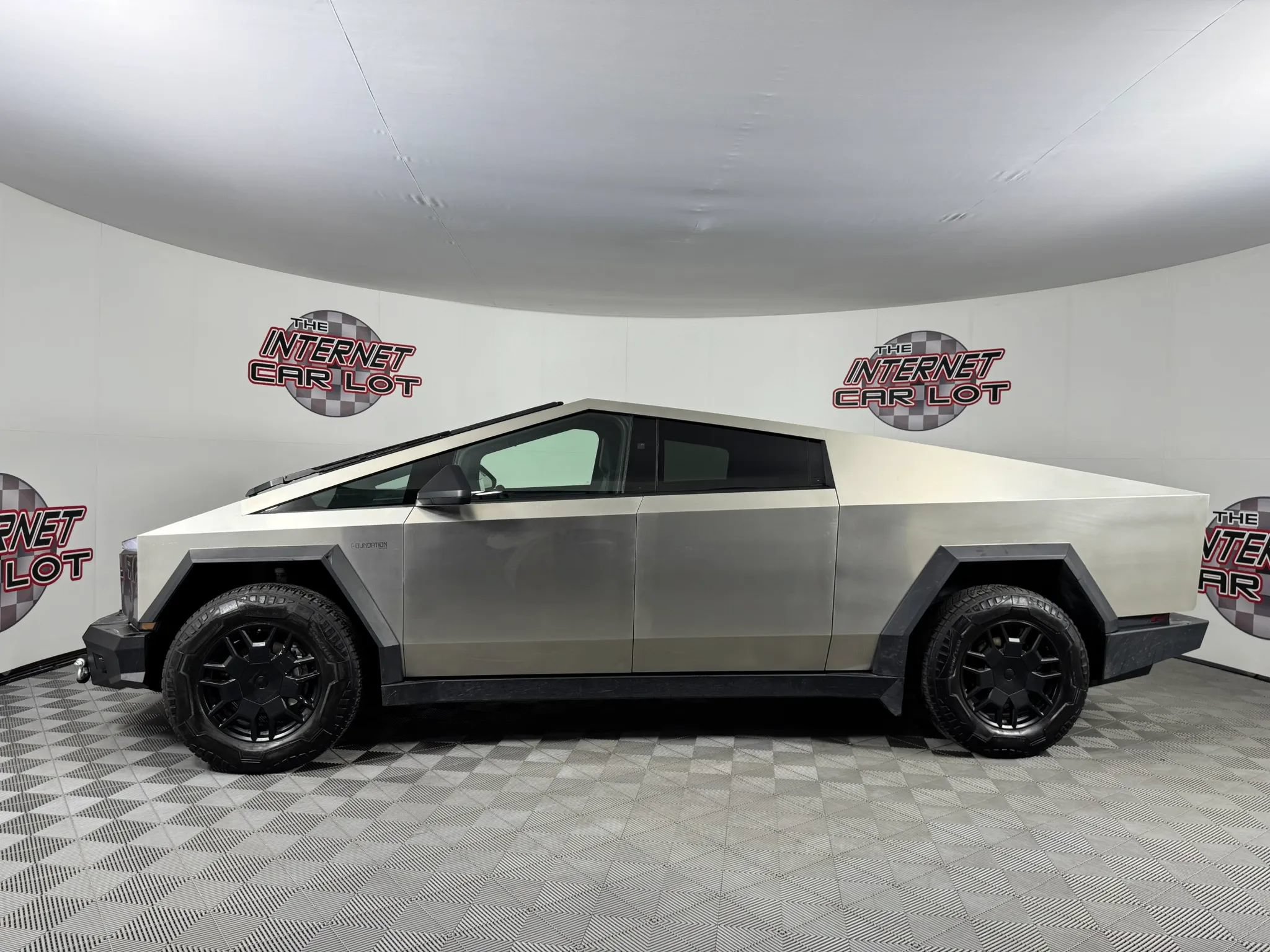 Used 2024 Tesla Cybertruck AWD Crew Cab image 4