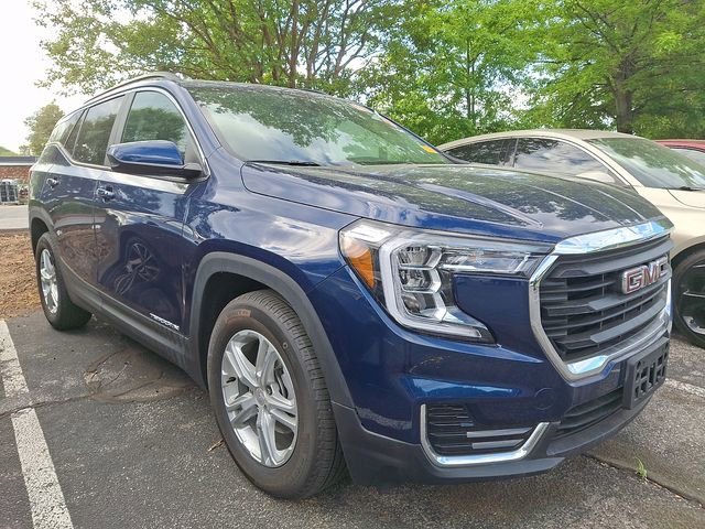 Used 2022 GMC Terrain SLE w/ Driver Convenience Package image 3